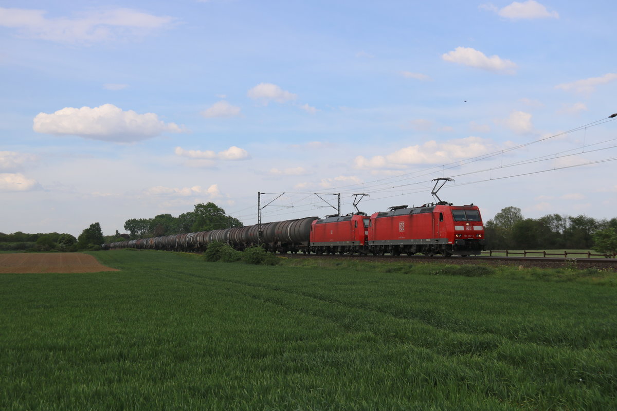Gleich 2 Loks der Baureihe 185 ziehen den etwa 3000t schweren Kesselzug aus Aachen kommend in Richtung Süden.