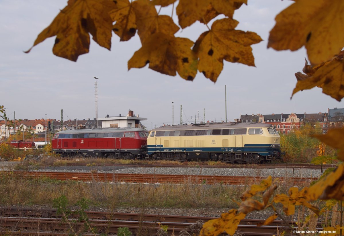 Gleich 2x Bundesbahnlook gab es am 27.10.2016 in Hof Hbf zu sehen. An der altehrwürdigen Pflasterstein-Ladestraße die leider von neuen 40tonnern zu Tode geqüält wurde, gab es an dem Tag die beiden V160  Varianten zu sehen. Ein wenig Herbst spielt auch mit und so musste ich nicht verbotenes Gelände betreten, hinter mir ist ne Straße. 