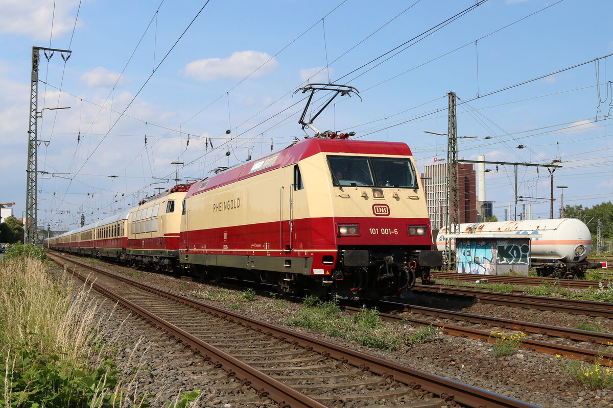 Gleich 3 Loks am AKE Rheingold sieht man selten, so am 18.6.25 im Bahnhof Münster. 101 001 übernahm die Traktion, während 103 245 nach einem Defekt nicht mehr fahrbereit war. Am Zugschluss hing dann noch eine Vectron der tschechischen Eisenbahnen. 