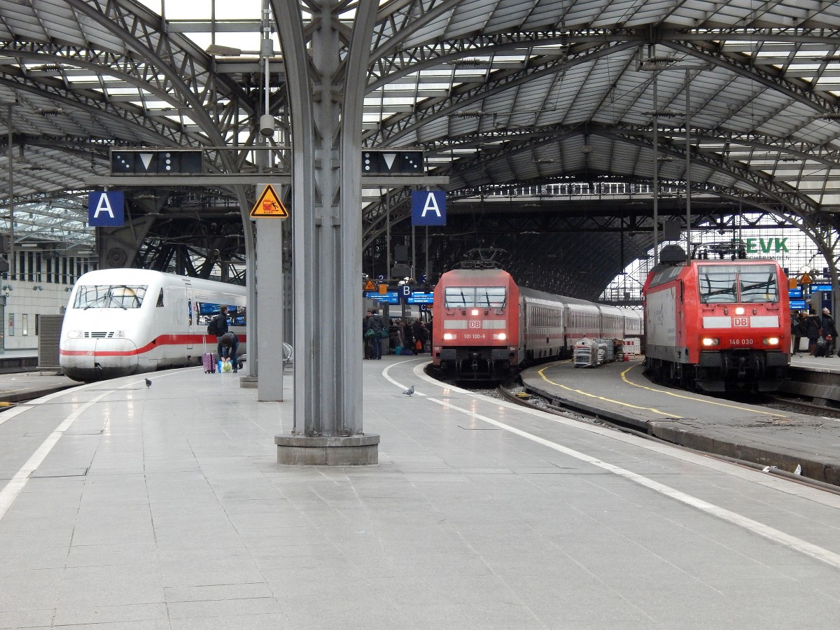 Gleich 3 verschiedene Züge warteten am 30.11 im Kölner HBF auf Fahrt. Links steht ICE 559 nach Berlin Ostbahnhof, in der Mitte steht IC 133 nach Norddeich Mole und rechts steht der RE1 nach Paderborn HBF. 

Köln 30.11.2014