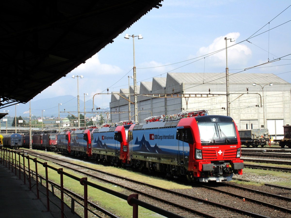 Gleich 4 der neuen SBB Vectrons waren am 28. April auf einem Abstellgleis in Chiasso abgestellt. Zwei weitere waren etwas weiter hinten auch noch abgestellt! 

Es waren also ein Drittel aller 18 SBB Vectrons in Chiasso abgestellt!
