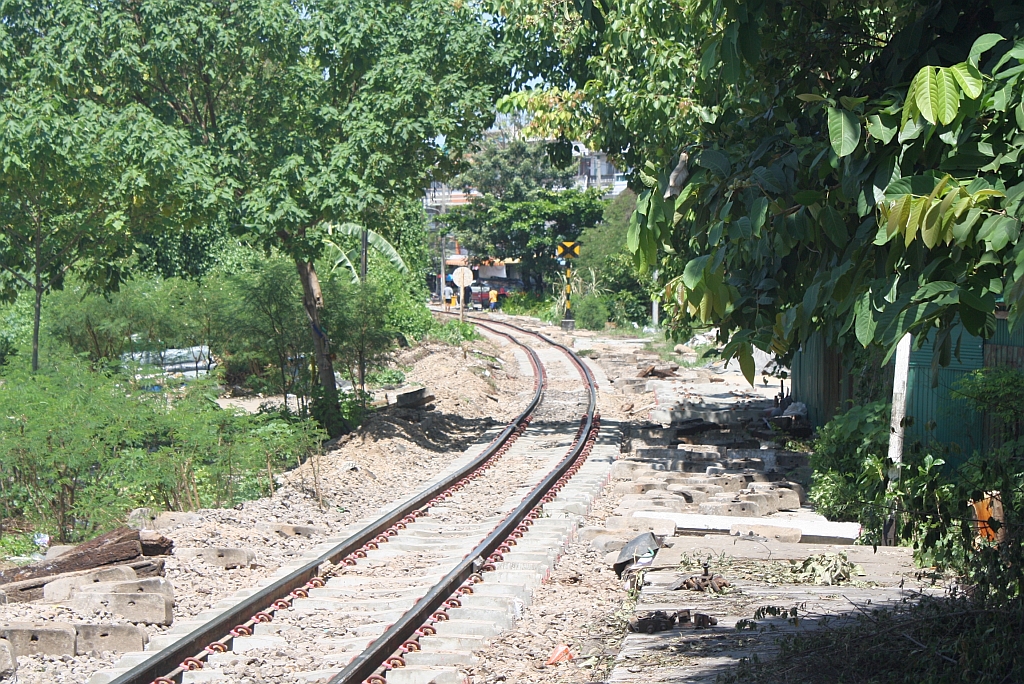 Gleich bei der Hst. Chom Thong wird in Richtung Mahachai am 01.Juni 2013 der Oberbau saniert.