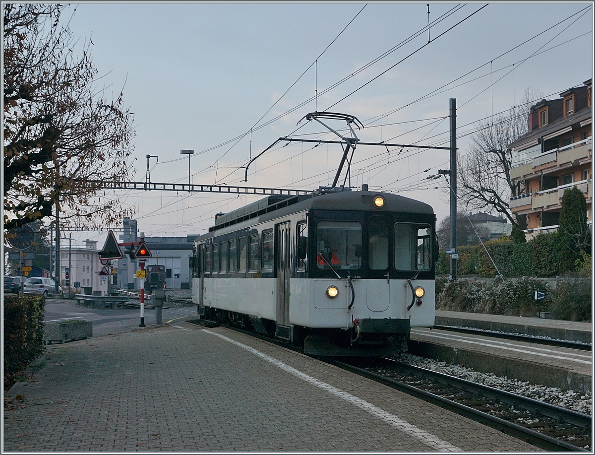 Gleich beide MOB ex Bipperlisi Be 4/4 im Einsatz! In Chernex erreicht bei der einsetzendne Dämmerung der Be 4/4 1006 als Leermaterialzug den Bahnhof um dann als Regionalzug 2347 nach Montreux zu fahren. 

25. Nov. 2020