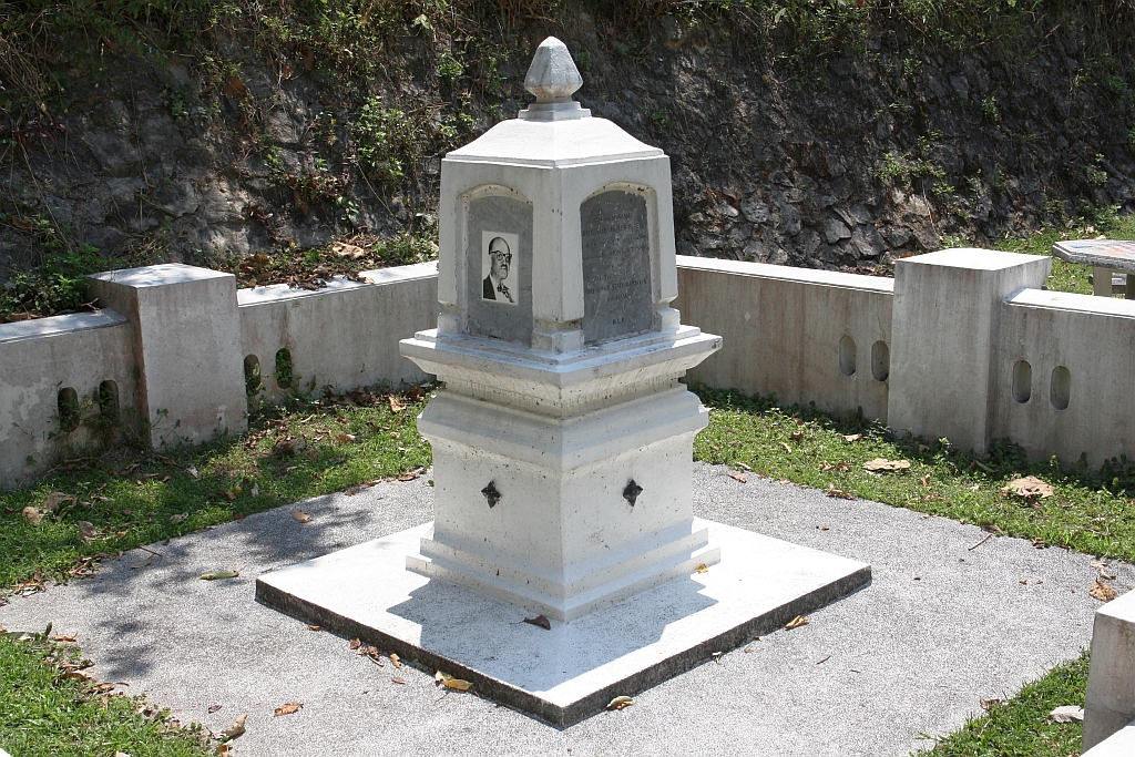 Gleich beim Nordportal des Khun Tan Tunnels befindet sich das Denkmal für den deutschen Ingenieurs Emil Eisenhofer (1879-1962), welcher die Konstruktion und den Bau des Khun Tan Tunnels leitete. Das Denkmal ist zugleich auch die Grabstätte der Asche von Emil Eisenhofer und seiner Gattin Irmgard. Bild vom 23.März 2023.