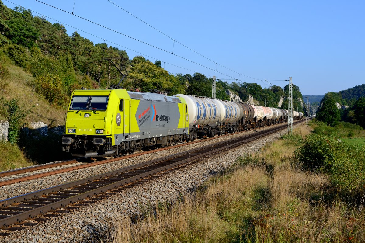 Gleich im Blockabstand folgte der nächste Zug unter der Regie von RheinCargo. Zuglok war 119 005 (Hagenacker, 07. September 2016).