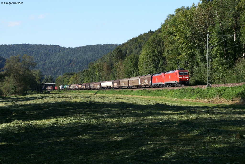 Gleich im Blockabstand hinter dem IC 281 kam der EZ 44691 (Kornwestheim Rbf - Zrich Limmattal) bespannt mit 185 088-2 und 185 128-6 vor die Linse gefahren. Aufgenommen am 22.09.2013 bei Neckarhausen (bei Horb).