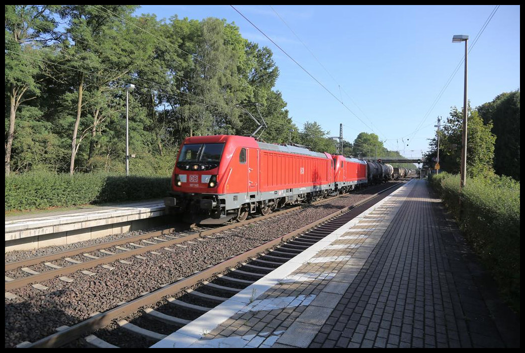 Gleich im Doppelpack ist hier am 16.08.2019 um 8.57 Uhr die neue Baureihe 187 auf der Rollbahn unterwegs. DB 187149 führt einen Güterzug bei der Durchfahrt in Natrup Hagen in Richtung Münster an.