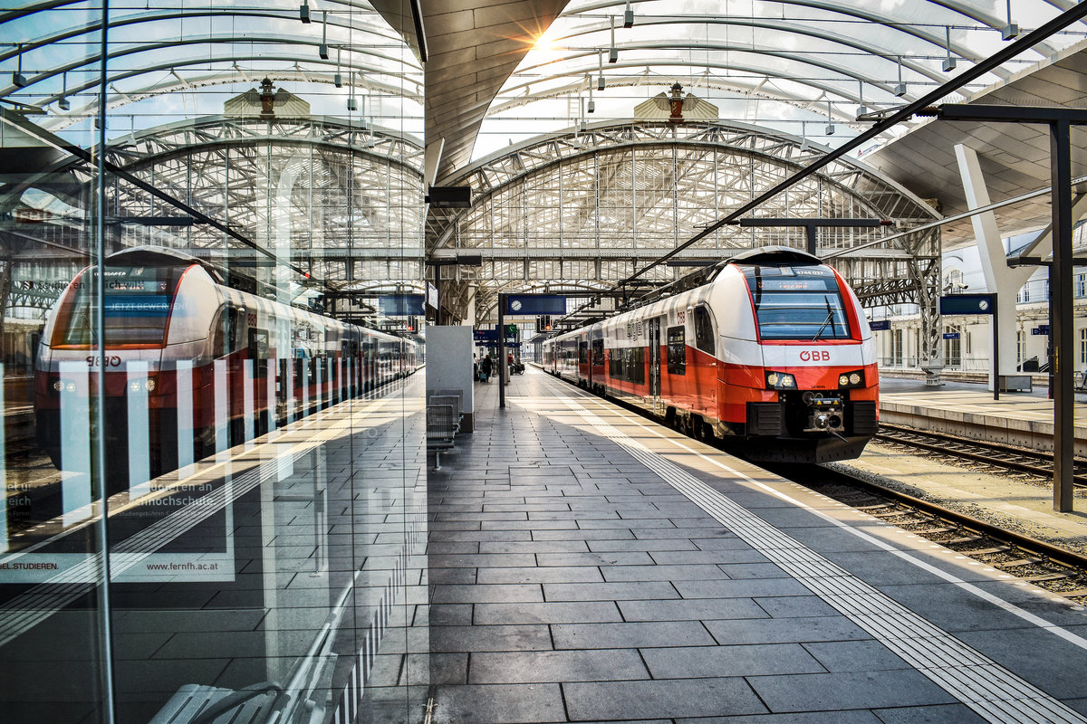 Gleich doppelt fährt 4744 037 als S2 5067 (Freilassing - Linz Hbf), aus Salzburg Hbf aus.
Aufgenommen am 26.7.2018.