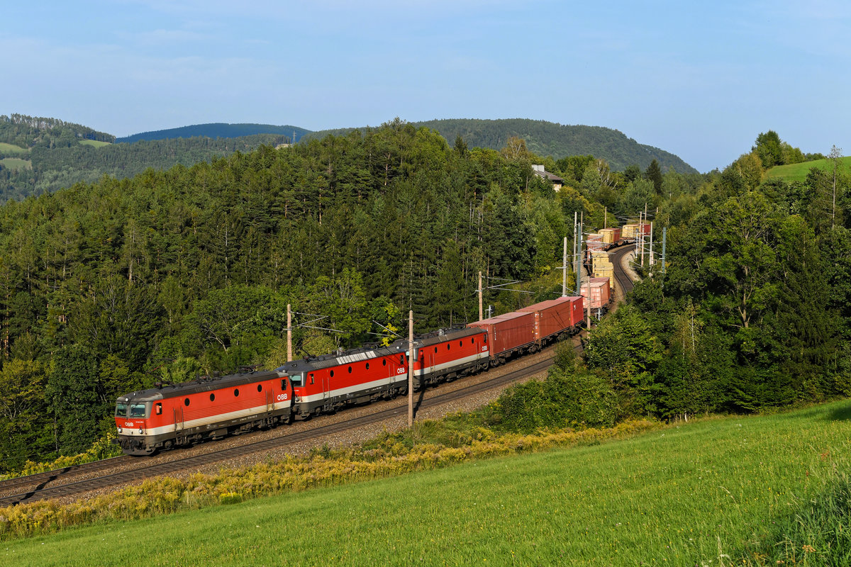 Gleich drei arbeitende Loks ließen sich am 21. September 2020 vor dem Containerzug GAG 43390 auf der Semmeringbahn bei Eichberg beobachten. Es handelte sich hierbei um die 1144.063, 260 und 091. Gut lassen sich die unterschiedlichen Bauarten der Lüfter bei den Maschinen erkennen. Die führende 1144.063 ist inzwischen abgestellt worden. Gerüchten zufolge wurde sie - wie fünfzig weitere 1144.0 auch - an eine türkische Baufirma verkauft, welche die Loks in der Ukraine für einen Einsatz in Tansania umbauen läßt. Die Finanzierung soll über einen chinesischen Investor erfolgen. Globalisierung at its best!