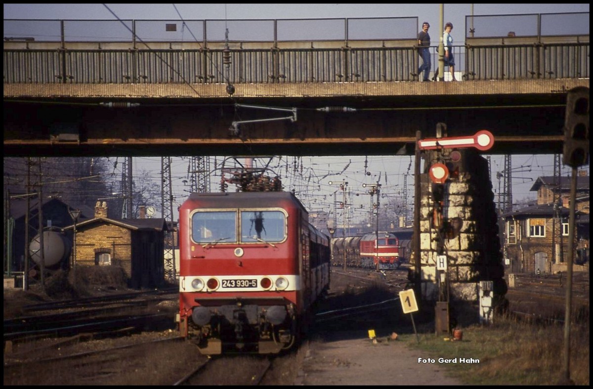 Gleich drei aus heutiger Sicht Besonderheiten auf einem Foto im Bahnhof Dessau am 18.3.1990:
Die moderne Reichsbahn E-Lok trägt noch die Erstbezeichnung 243930.
Das Stummelsignal am Bahnsteigende verdeckt fast die im Hintergrund zu sehende
Taigatrommel. Leider tat mir diese nicht den Gefallen, während meines kurzen Aufenthalts im Bahnhof auszufahren. Sie stand und stand...
Alles kann man eben nicht haben. 