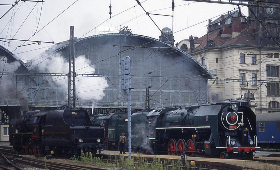 Gleich drei Dampflokomotiven im Hauptbahnhof Prag. Am 2.9.1995 trafen sich von links: 5340323 und 4751142 gekuppelt mit der rückwärts laufenden 464042.