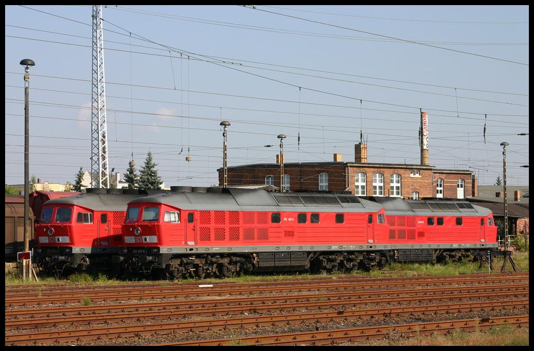 Gleich drei von der DB umgebaute Ludmillas warteten am 24.9.2005 im HBF Cottbus auf ihren nächsten Einsatz. Von links stehen 233572, davor 233493 und hinten rechts 233511!
