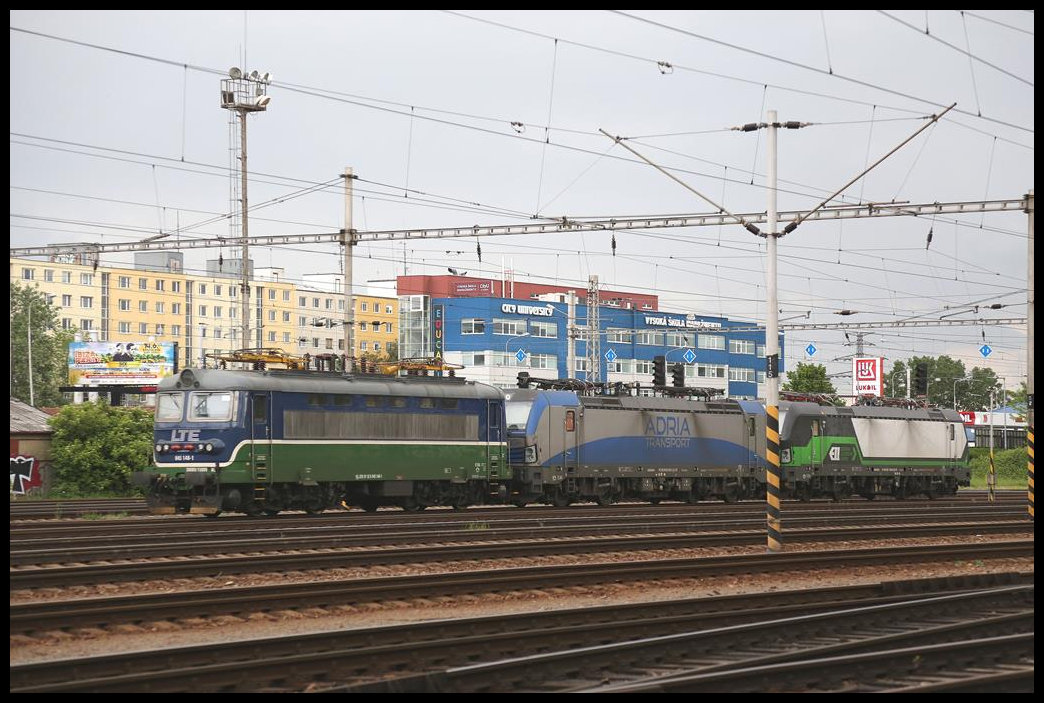Gleich drei Elektroloks unterschiedlicher Bahn Unternehmen standen am 11.5.2019 hintereinander im Bahnhof Bratislava Petrzalka in Warteposition. Es waren dies:
LTE 045148, Adria 193822 und ELL 193742.