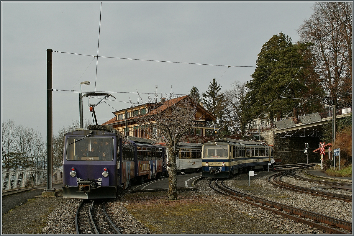 Gleich drei der fnf Rochers de Naye Triebzge Beh 4/8 zeigen sich bei einer Kreuzung in Glion.
23. Dez. 2012