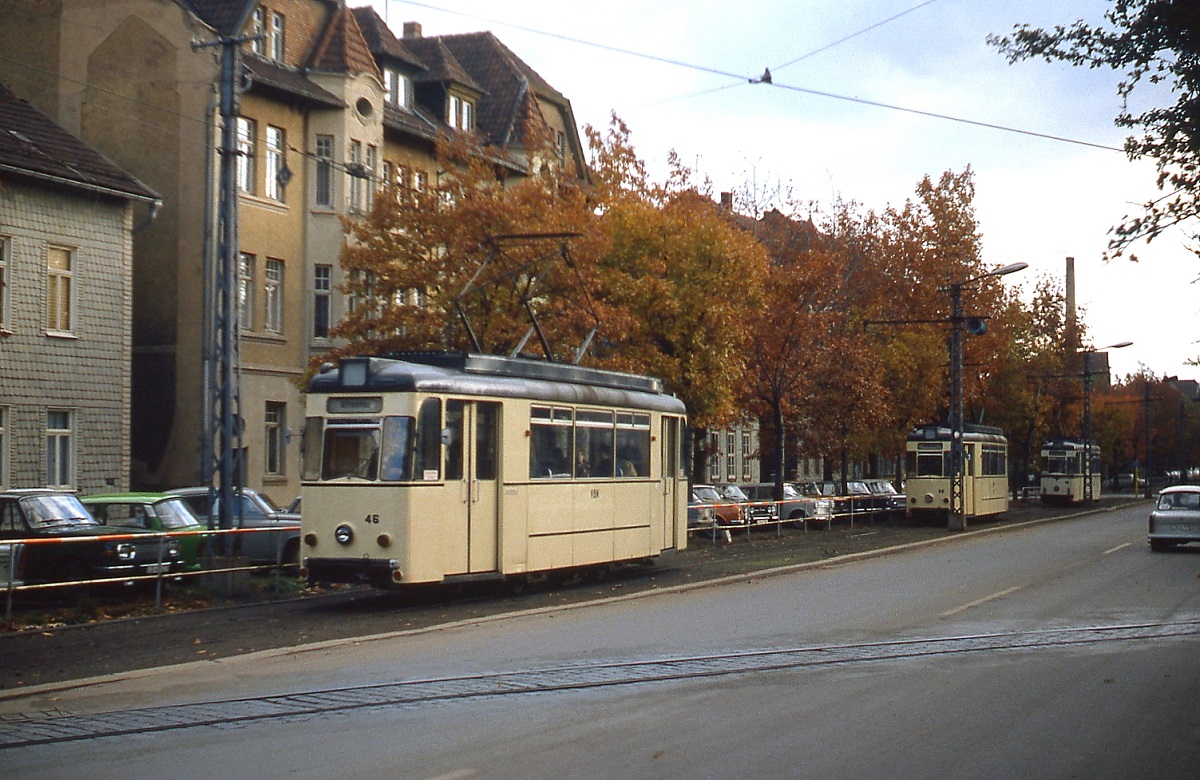 Gleich drei Gothaer Tw der Straßenbahn Nordhausen sind hier unterwegs, vorne Tw 46 (Oktober 1980)