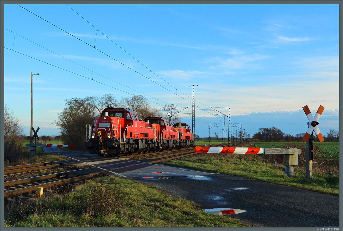 Gleich drei Gravitas (261 012, 261 045 und 261 019) der DB Cargo sind am 15.12.2019 Richtung Magdeburg unterwegs und queren dabei den BÜ der inzwischen selten gewordenen Reichsbahn-Bauform HS64b bei Güterglück. 