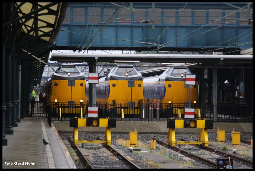 Gleich drei Koplooper stehen wie an der Schnur aufgereiht am 13.7.2015 im Central Bahnhof von Groningen.