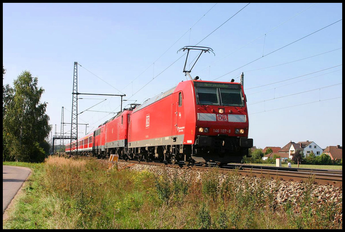 Gleich drei Lokomotiven vor einem Regionalzug sieht man auch nicht alle Tage. Am 12.09.2006 kam diese Zusammenstellung mir bei Dedensen auf der Fahrt in Richtung Hannover vor die Linse. Die drei Lokomotiven waren 146107, 143163 und 111143, also alles Loks, die damals ansonsten einzeln vor Regionalzügen zu beobachten waren.