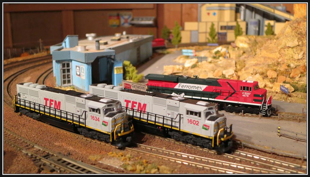 Gleich drei mexikanische Loks in Flagstaff/Arizona. EMD SD-70MAC TFM 1602/1634 und Ferromex GE ES-44AC 4678. (01.02.2014)