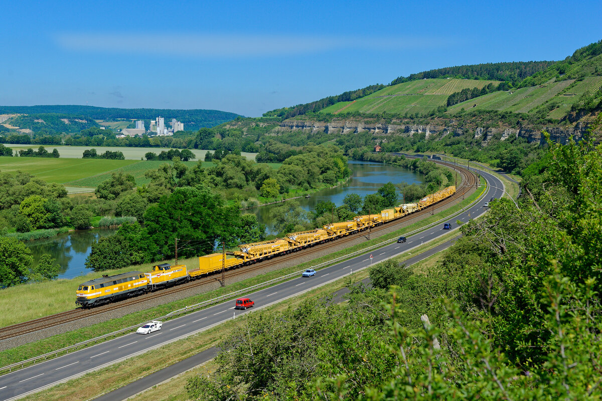 Gleich drei Oldtimer in einem Bild! 216 032 und 212 107 Wiebe mit einem Umbauzug bei Himmelstadt Richtung Würzburg. Auf der Straße versteckt sich noch ein Lamborghini Countach.
(Aufnahmedatum 12.06.2020)