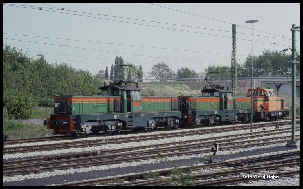 Gleich drei RAG Loks traf ich am 11.5.1991 in Recklingehausen Hochlamark an.
Dabei handelte es sich u. a. um die Elektroloks 017 und 015.