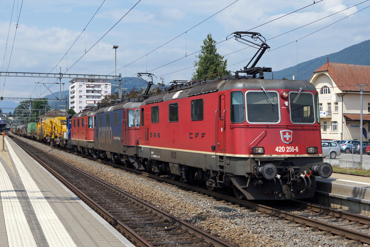 Gleich drei Re 4/4 II BoBo mit dem 60021 anlässlich der Bahnhofsdurchfahrt Grenchen Süd am 26. Juni 2020. An der Spitze des Zuges ist die Re 420 258-6 eingereiht.
Foto: Walter Ruetsch
