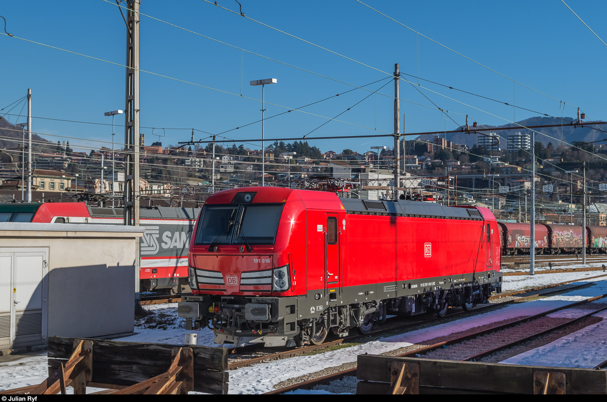Gleich drei sehr saubere Vectron von DB Cargo Italia stehen am 24. Januar 2017 in Chiasso abgestellt. Auf dem Bild ist 191 016 zu sehen, die anderen standen etwas ungünstig.