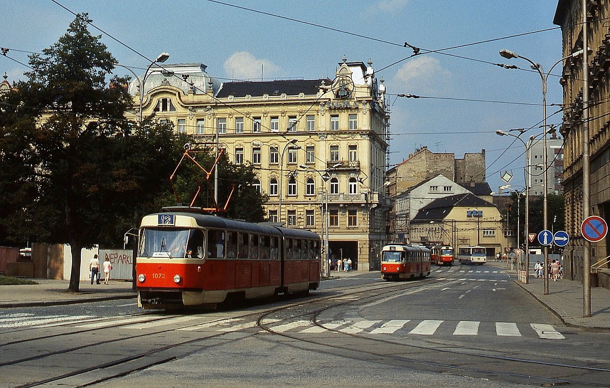 Gleich drei Tatra-Wagen sind auf diesem Bild im Juli 1989 in Brno/Brünn unterwegs: Vorne der K2 1072, gefolgt von einem weiteren K2 und im Hintergrund eine T3-Doppeltraktion. Die zwischen 1967 und 1983 in einer Stückzahl von 132 beschafften K2 waren damals im gesamten Liniennetz anzutreffen.