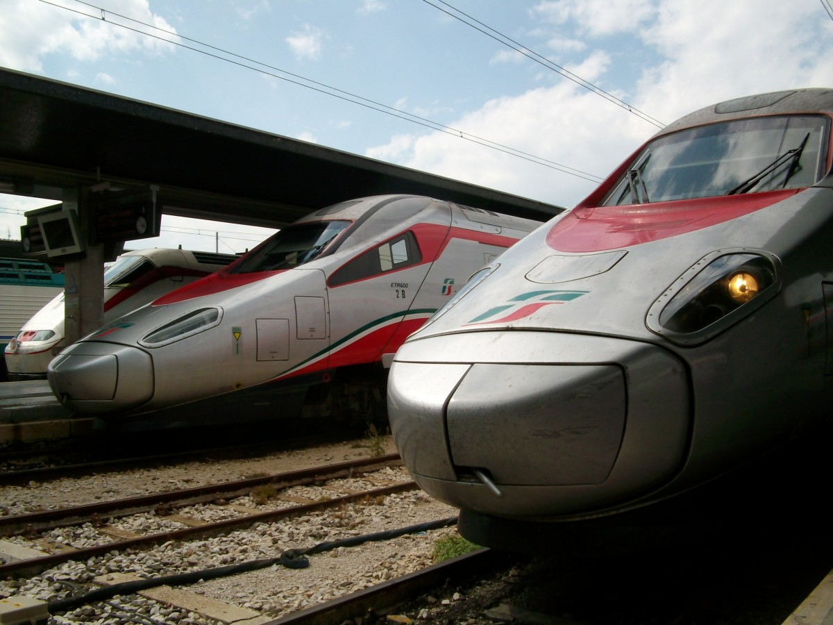 Gleich drei der Trenitalia-Premium-Züge (Zwei FRECCIARGENTO und ganz hinten ein FRECCIABIANCA) am 21.8.2014 im Bahnhof Venezia S. Lucia. 