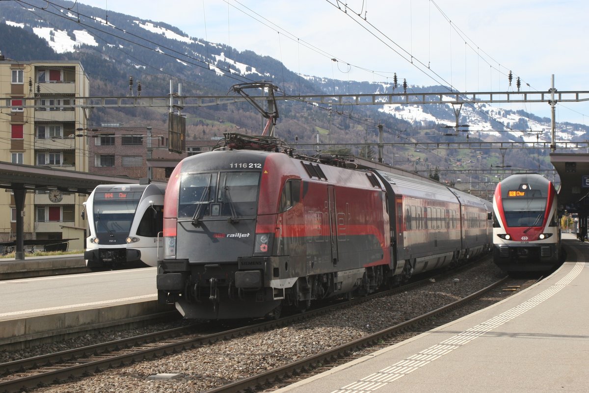 Gleich drei verschiedene Züge geben sich ein Stelldichein im Bahnhof Sargans. Links der Thurbo RABe 526 791  Käpt'n Blaubär  als S-Bahn nach Chur, in der mitte der Railjet nach Zürich, geschoben von der Taurus 1116 212, rechts der Interregio nach Chur in Form der RABe 511 026.

Sargans, 30.03.2018