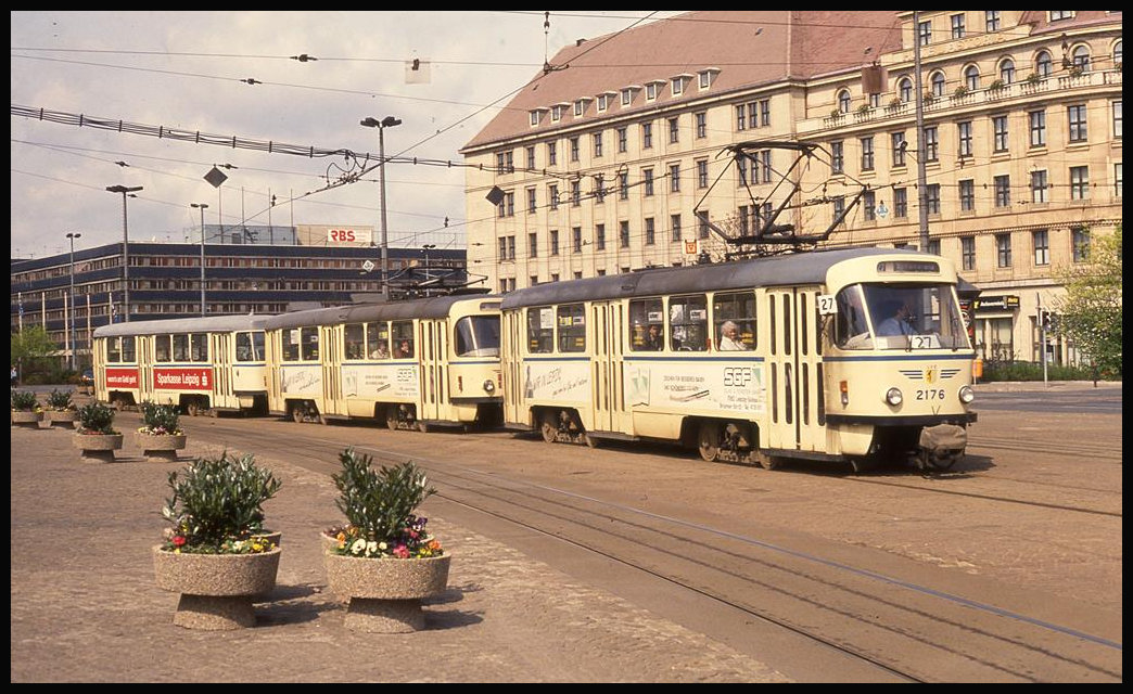 Gleich in dreifacher Form kommt hier Tatra Tram 2176 am 26.4.1992 auf der Linie 27 vor dem Hauptbahnhof in Leipzig an.