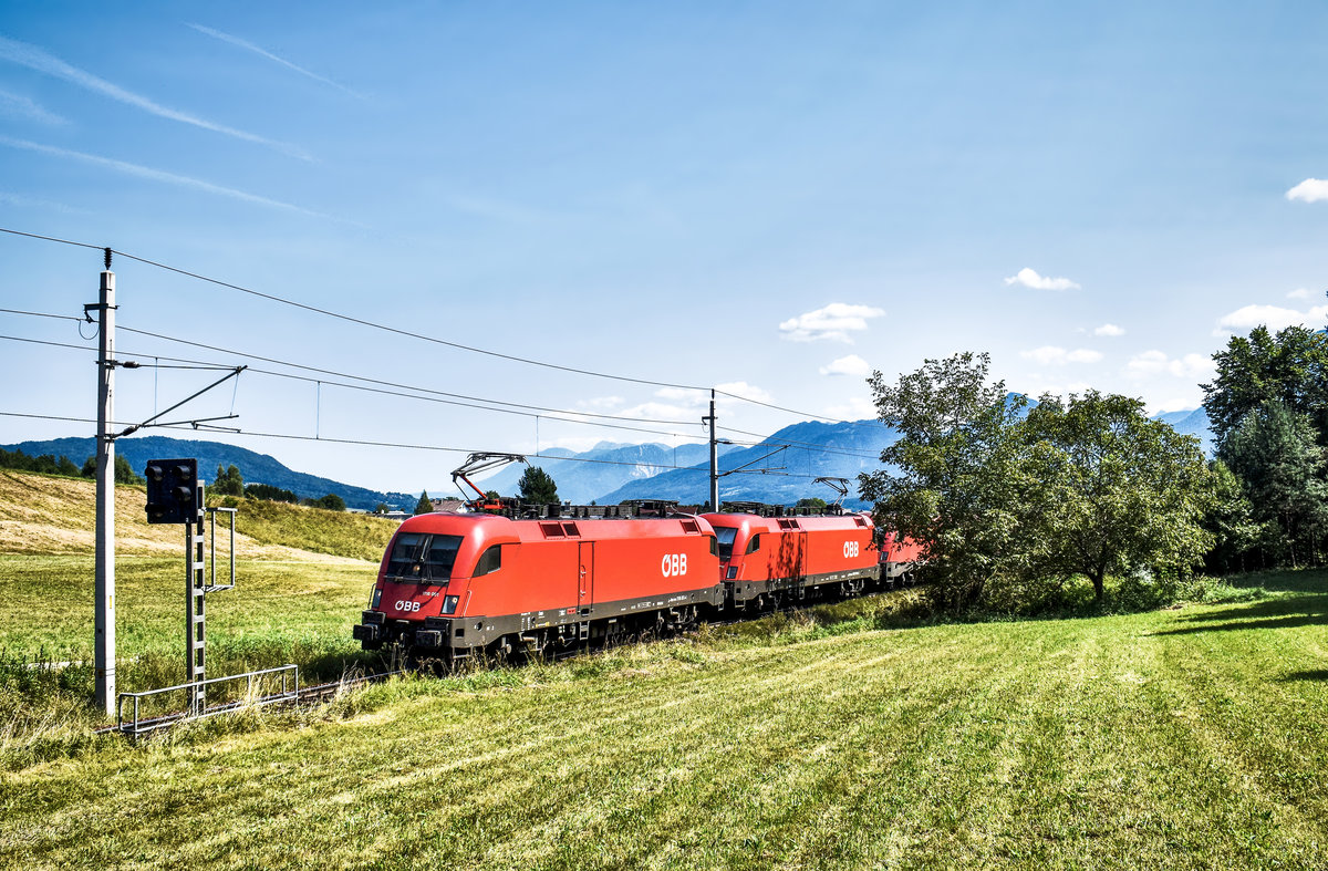 Gleich eine Dreifachtraktion 1116er bestehend aus 1116 051-4, 1116 140-5 und 1116 127-2, fährt mit einem Güterzug in Richtung Fürnitz da hinter dem Busch hervor.
Aufgenommen am 28.8.2018, bei Schlatten, nahe Rosenbach.