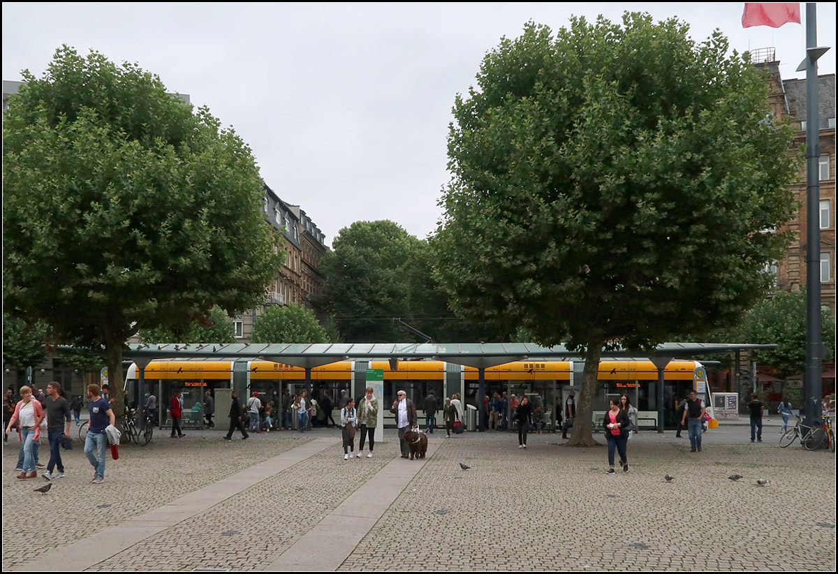 Gleich gegenüber -

... des Empfangsgebäudes des Mainzer Hauptbahnhofes befindet sich die Straßenbahnhaltestelle.

12.08.2017 (M)