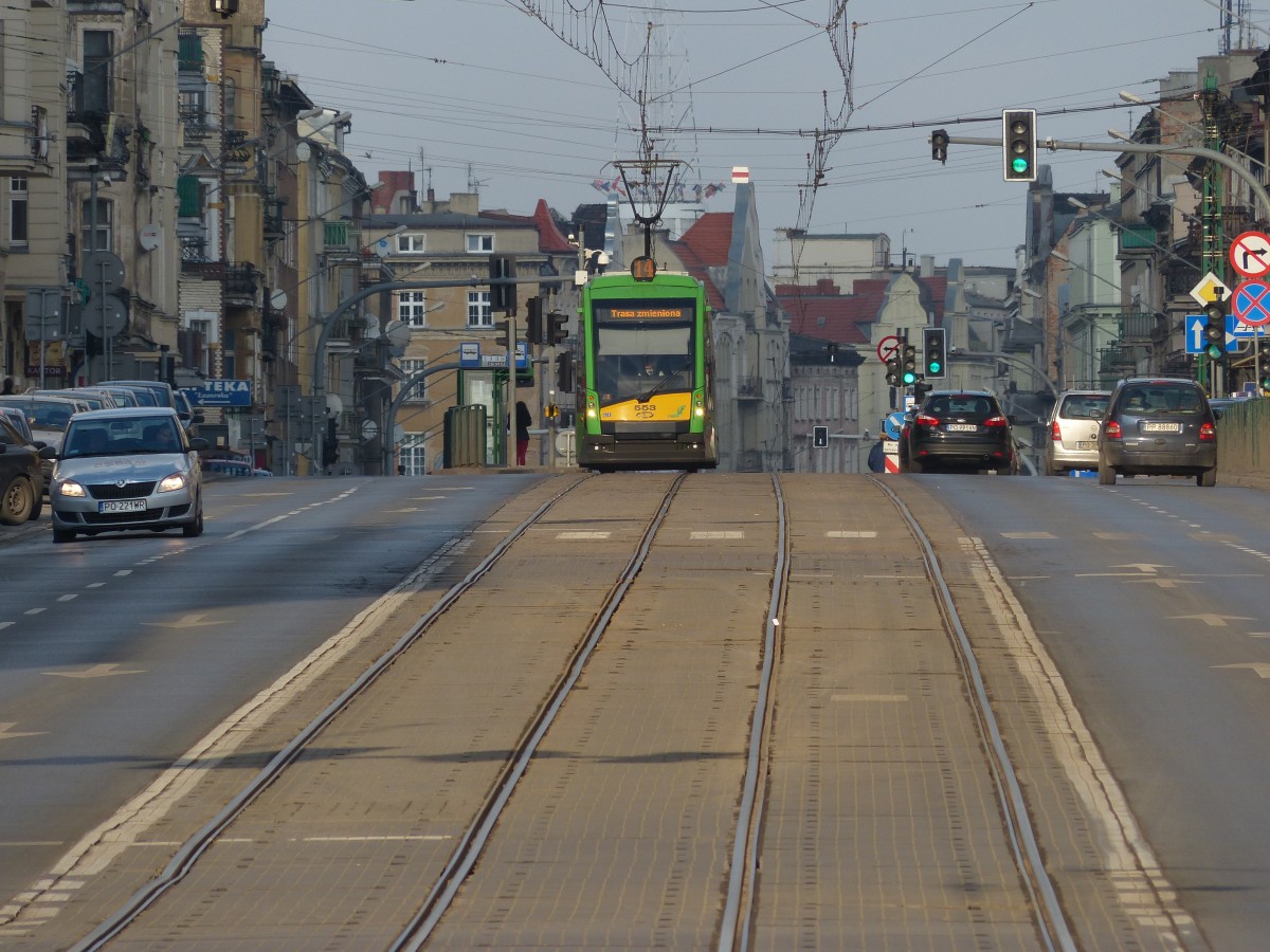 Gleich gehts bergab: Eine Solaris Tramino auf der Linie 14 nach Trasa Zmieniona in der Głogowska. 22.2.2014, Poznan