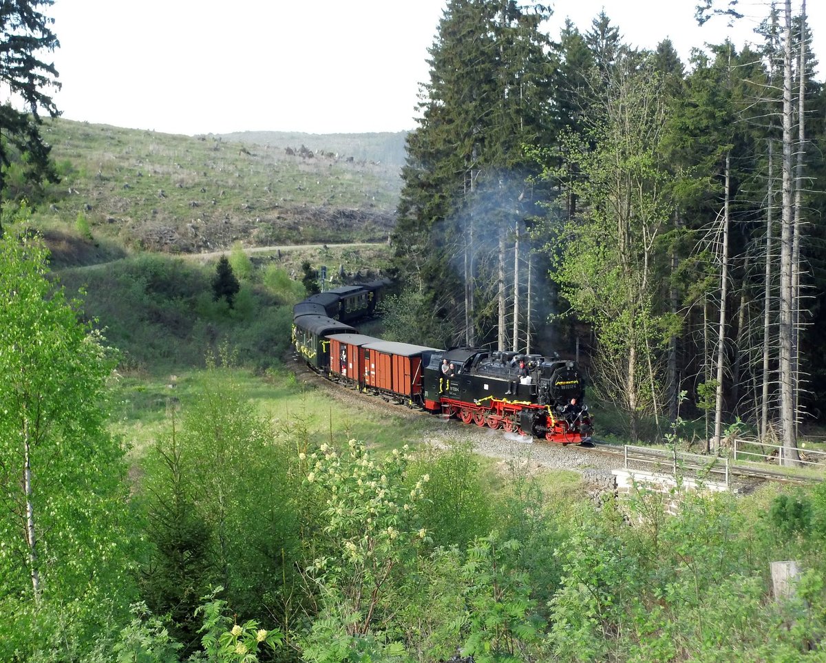 Gleich hat der Sonderzug der IG-HSb den Anstieg aus dem Drängetal auf die Hochfläche bei Drei Annen Hohne geschafft, und die Lok kann sich einen kräftigen Schluck Hazer Quellwasser(wirklich keinen Schierker Feuerstein !!)gönnen. 99 7232 am 30.04.2018 vor dem Wegehaus Drei Annen.