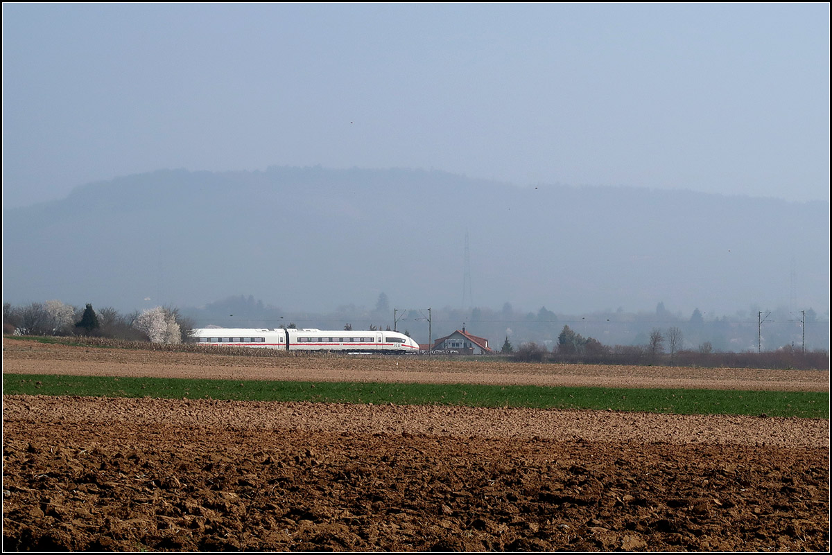 Gleich hebt er ab -

Umgeleiteter Velaro D in Fahrtrichtung Augsburg auf der Remsbahn bei Weinstadt-Endersbach.

24.03.2019 (M)