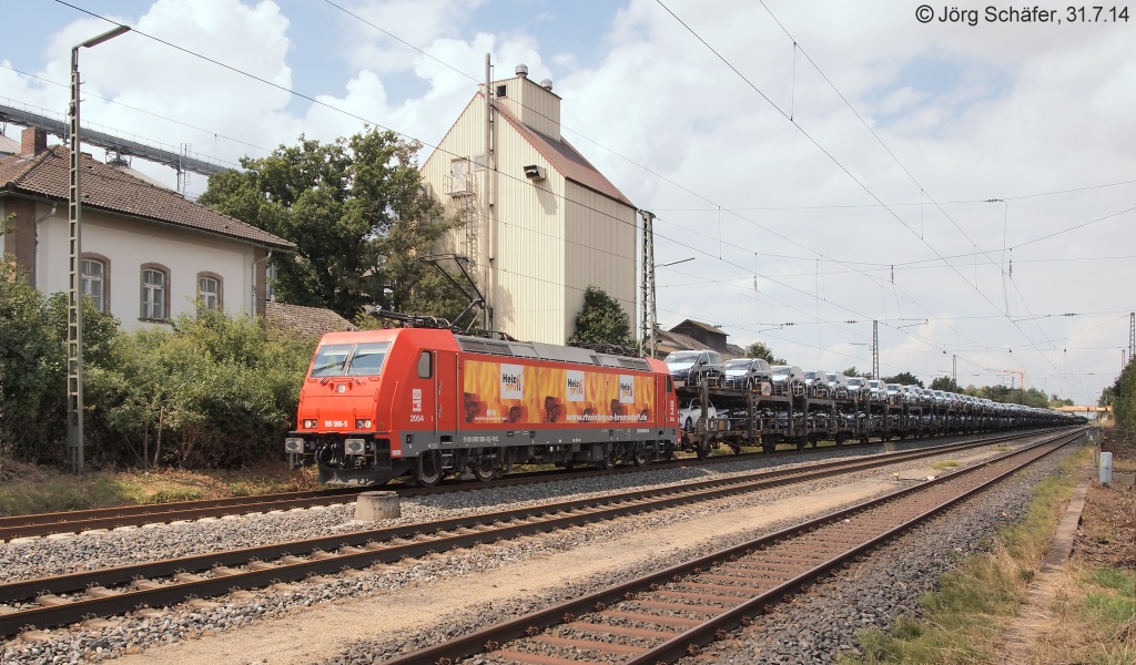 Gleich hinter dem Lagerhaus liegt das Empfangsgebäude. Es war auch am 31.7.14 noch „gut in Schuiss“, obwohl schon seit 1981 keine Personenzüge mehr in Windsfeld-Dittenheim halten. 185 586 hatte einen langen Autozug „am Haken“.
