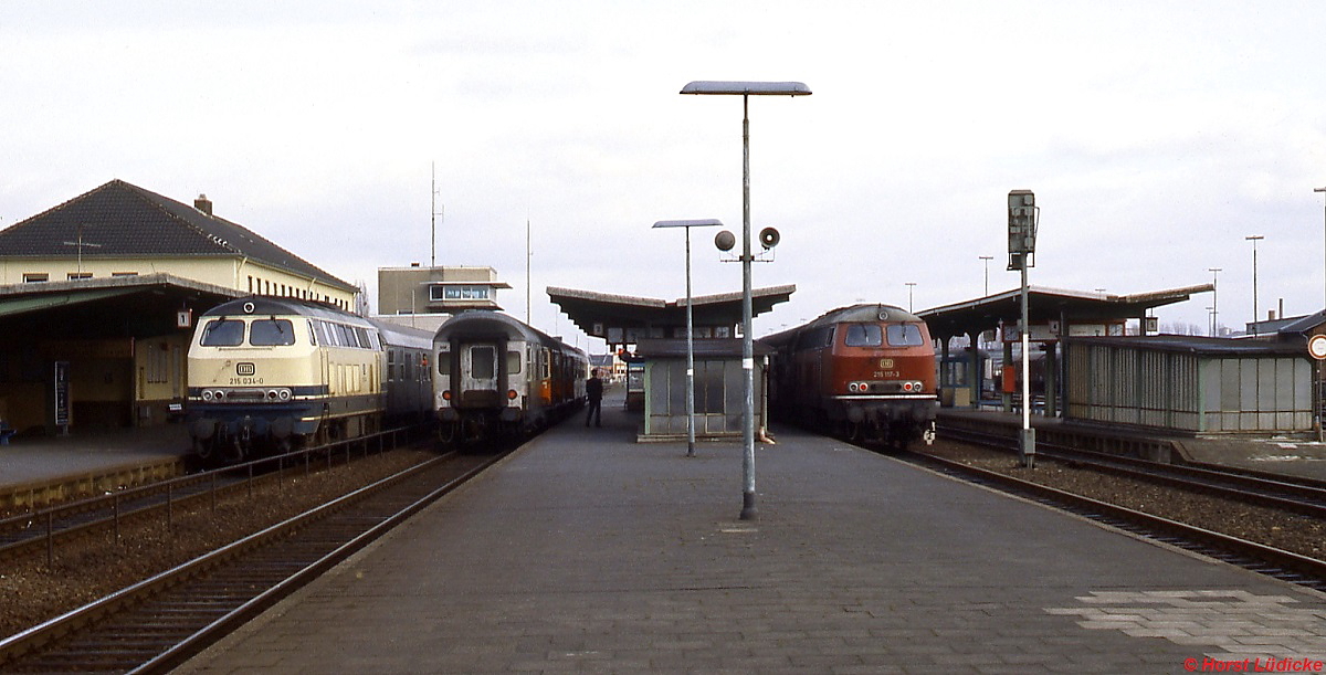 Gleich mehrere 215 treffen an einem Frühlingstag Ende der 1980er Jahre im Bahnhof Euskirchen aufeinander, links 215 034-0 mit einem Zug nach Trier, daneben ist der Steuerwagen des Gegenzuges nach Köln erkennbar und recht steht 215 107-3 mit einem weiteren Zug.