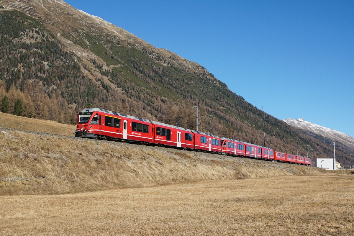 Gleich mit zwei Allegra-Triebzügen war am 06.12.2015 der RE 1327  Engadin-Star  bespannt. Ich konnte den Zug mit dem ABe 8/12 3514 und dem ABe 8/12 3515 zwischen Bever und Samedan bildlich festhalten.