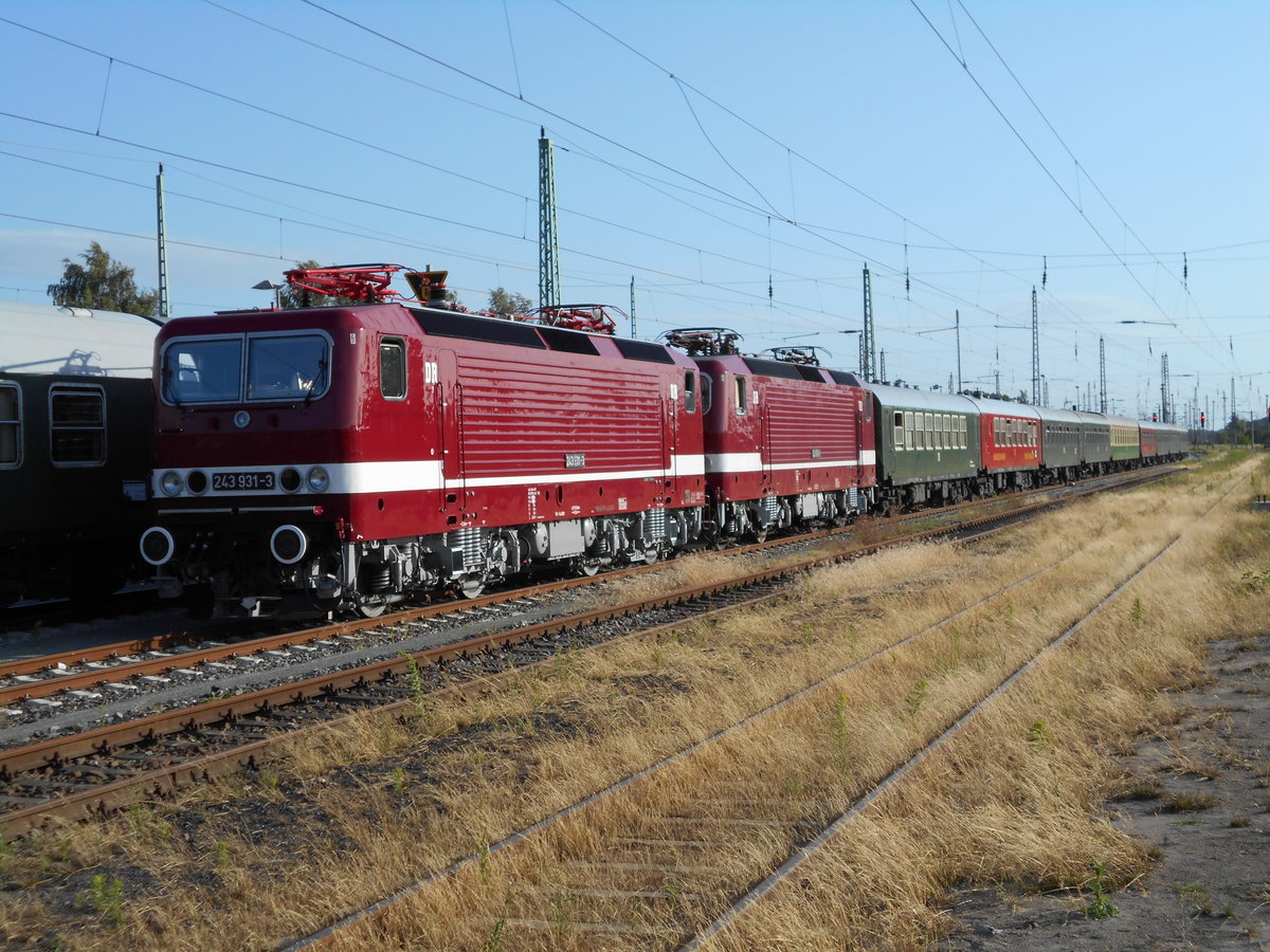 Gleich mit zwei Delta Rail Lady`s kam der Lausitzer Dampflokclub,am 07.Juli 2018,mit dem Störtebekersonderzug,von Cottbus nach Rügen. 243 931 und 243 650 standen hier,mit dem Wagenpark,in Bergen/Rügen.