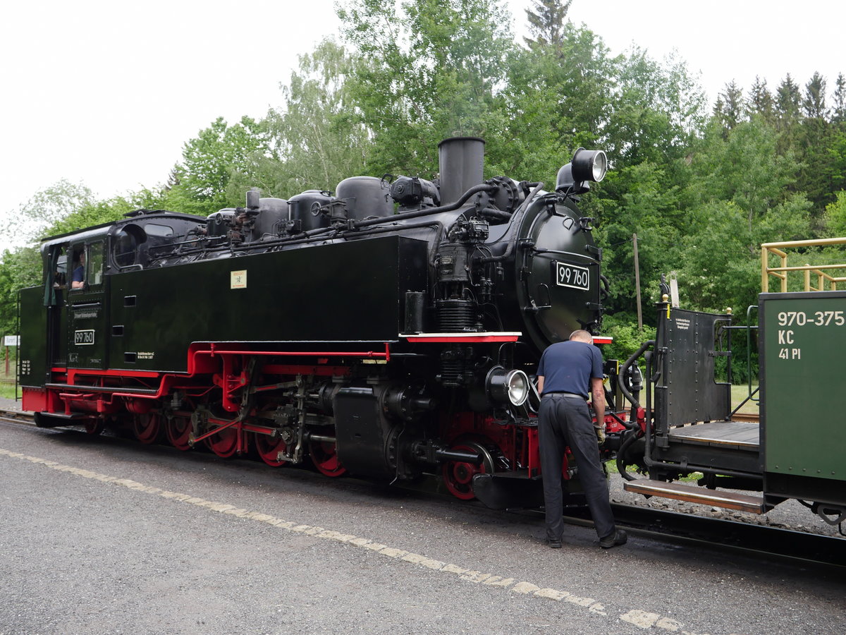 Gleich nach dem Ankuppeln wird Dampflok 99 760 (sächs. VII K alt) (DR EDV-Nummer 99 1760-0; DB 099 733-8) der Zittauer Schmalspurbahn Tender voraus die Rückfahrt als SOE 315 antreten; Kurort Jonsdorf, 08.06.2020
