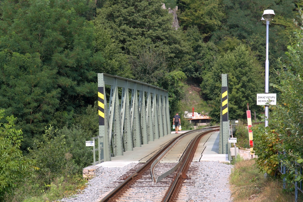 Gleich nach dem Bahnsteigende der Haltestelle Borac liegt diese Brücke über die Svratka. Bild vom 24.August 2019.