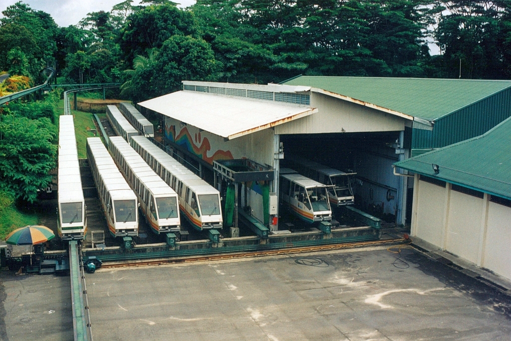 Gleich nach der Ficus Station 6 befand sich das Depot der SDC Sentosa Monorail mit Schiebebühne und Abstellmöglichkeit für 9 Züge. Die Gebäude existieren noch, die Schienen und Schiebbühne wurden abgetragen um Parkplätze für Strassenfahrzeuge zu schaffen. Bild vom 08.Mai 2002. (Fotoscan)