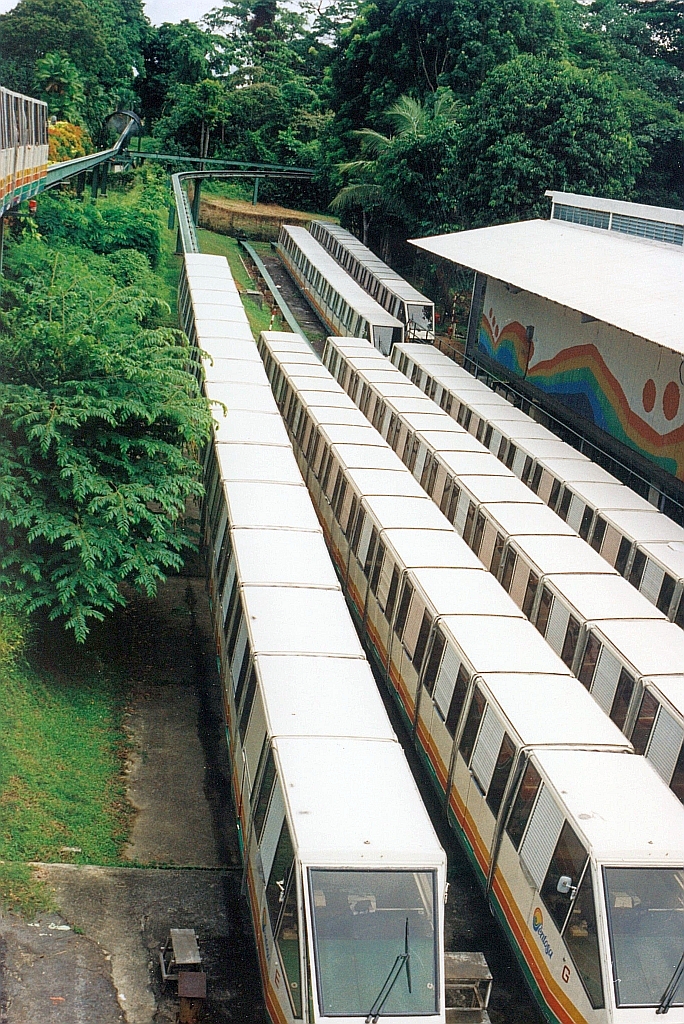 Gleich nach der Ficus Station 6 befand sich das Depot der SDC Sentosa Monorail mit Schiebebühne und Abstellmöglichkeit für 9 Züge. Anstelle der Monorailzüge parken hier nun Strassenfahrzeuge. Bild vom 08.Mai 2002. (Fotoscan)
