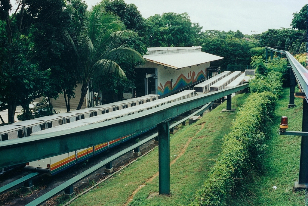 Gleich nach der Ficus Station 6 befand sich das Depot der SDC Sentosa Monorail. Das Bild vom 08.Mai 2002 zeigt die Zufahrtsschiene zu Depot und rechts im Bild die Streckenschiene. (Fotoscan)