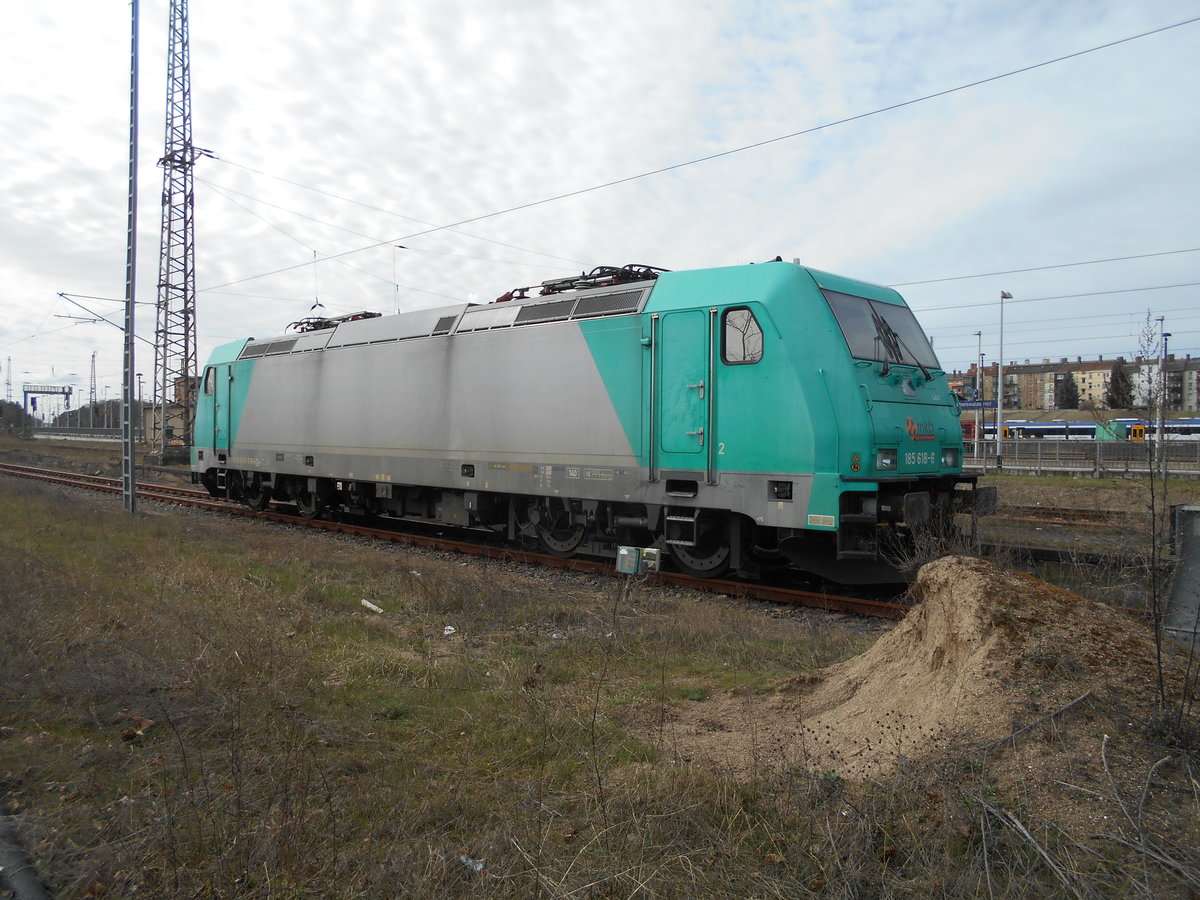 Gleich neben Bahnhofsparkplatz am Bahnhof Eberswalde parkte,am 24.März 2019,auch die mkb 185 618.