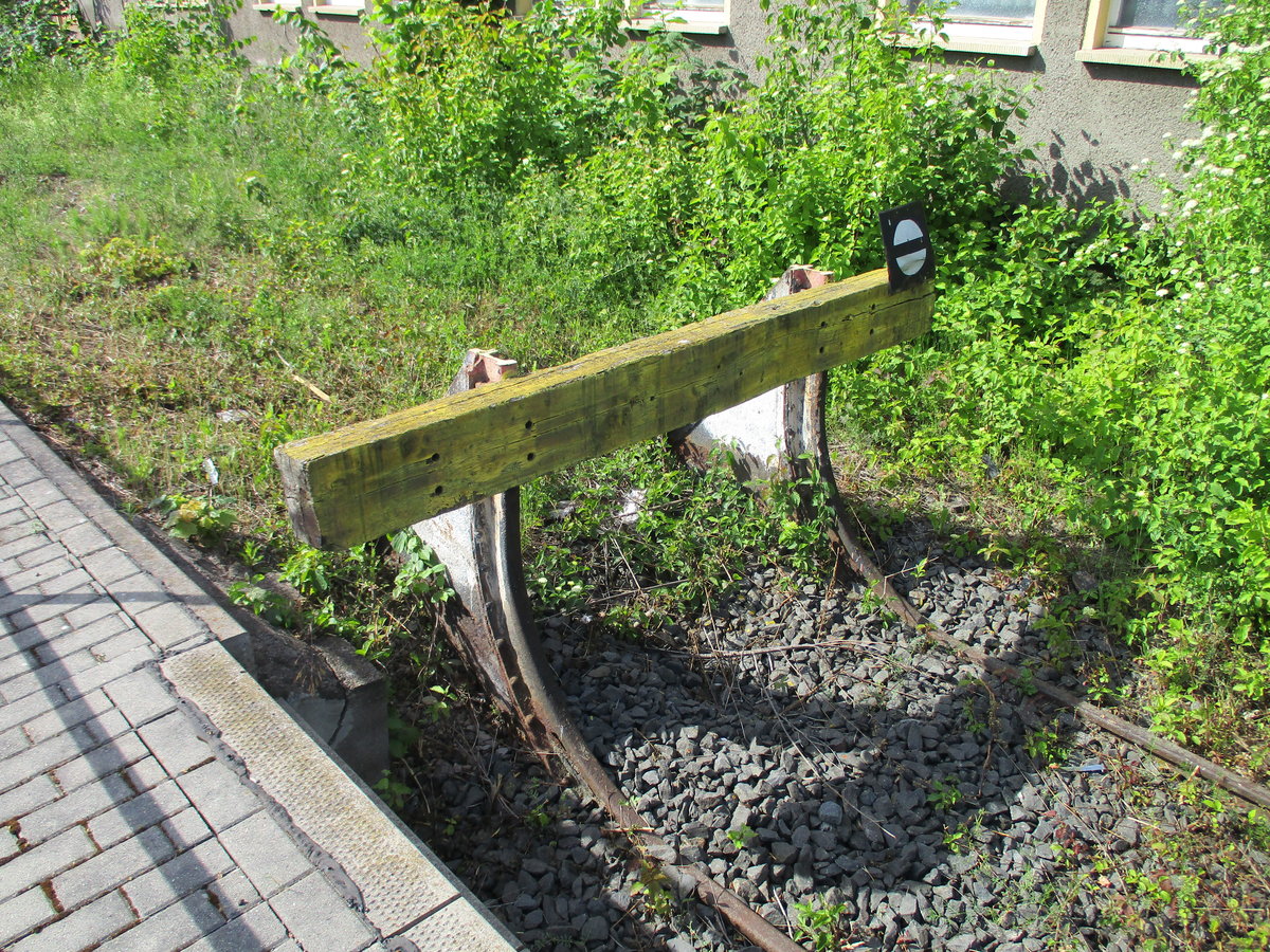 Gleich neben den Bahnsteig 1 liegt in Arnstadt dieser Prellbock.Gesehen am 30.Mai 2020.