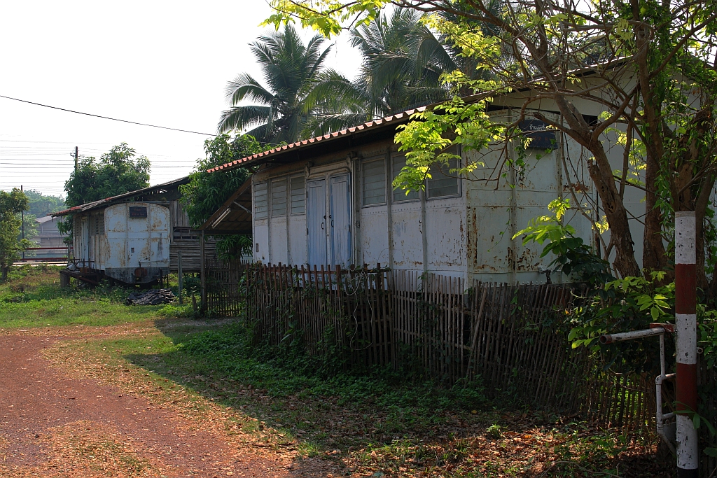 Gleich neben der Ban Pin Station befindet sich eine kleine gepflegte Siedlung, bestehend aus mehreren ausgemusterten ต.ญ. (ต.ญ.=C.G./Covered Goods Wagon). Bild vom 25.März 2023.
