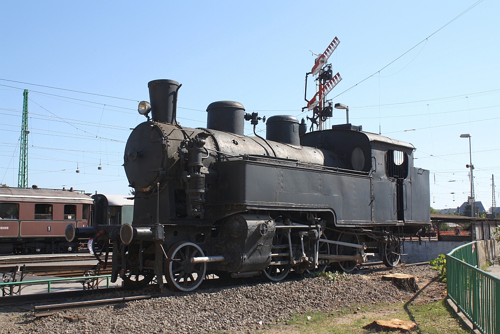 Gleich neben dem Aufnahmsgebude des Bahnhof Vc ist diese nummernlose 376 aufgestellt. Bild vom 07.September 2013.