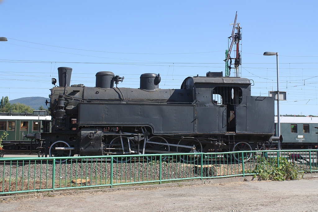 Gleich neben dem Aufnahmsgebude des Bahnhof Vc ist diese nummernlose 376 aufgestellt. Bild vom 07.September 2013.